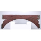 Rot gestrichener historischer Torbogen