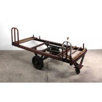 Alter Transportwagen - massives, altes Eisen