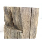 Historischer Balkenabschntt mit ausdrucksstarkem Zapfenloch