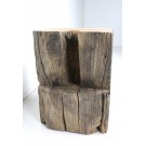 Historischer Balkenabschntt mit ausdrucksstarkem Zapfenloch