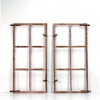 Zwei gusseiserne Fensterflügel mit Sprossen