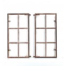 Zwei gusseiserne Fensterflügel mit Sprossen