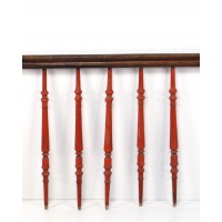 Gedrechselte, rot-braune Geländerstäbe