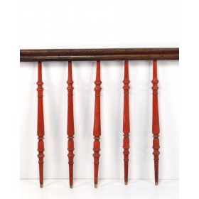 Gedrechselte, rot-braune Geländerstäbe