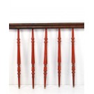 Gedrechselte, rot-braune Geländerstäbe