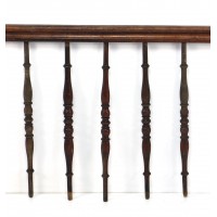 Braune, gedrechselte Geländerstäbe