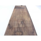 Eichenbrett mit sehr feiner Oberfläche und markantem Ast