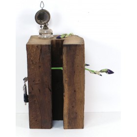 Stele aus alter Eiche mit Zapfenloch