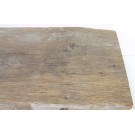 Alte silberige Bohle mit Kerbe