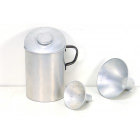 Blechbehälter mit zwei Trichtern