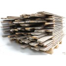 Eine Palette schmale, historische Eichenbretter