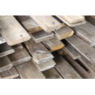 Eine Palette schmale, historische Eichenbretter