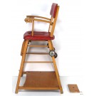 Alter Kinderstuhl mit ausklappbarem Tisch