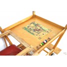 Alter Kinderstuhl mit ausklappbarem Tisch