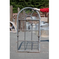 Alte Fenster aus Gusseisen mit Rundbogen